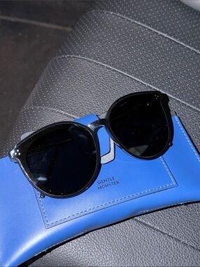 GENTLE MONSTER Black Sunglasses with Blue Case